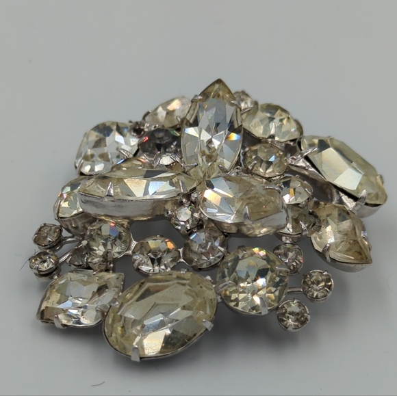 WEISS Clear Rhinestone Brooch Silver Tone Vintage Signed Rhodium Plating Pin - Picture 6 of 10
